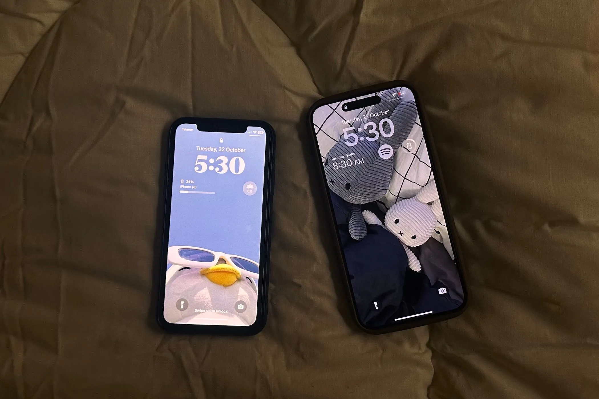 Bộ đôi iPhone X và iPhone 15 Pro Max, những smartphone hiện đại được thay thế bởi điện thoại tối giản