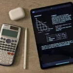 Bộ dụng cụ học tập và làm việc hiện đại gồm iPad, máy tính, Apple Pencil và tai nghe AirPods trên bàn, minh họa môi trường làm việc tập trung