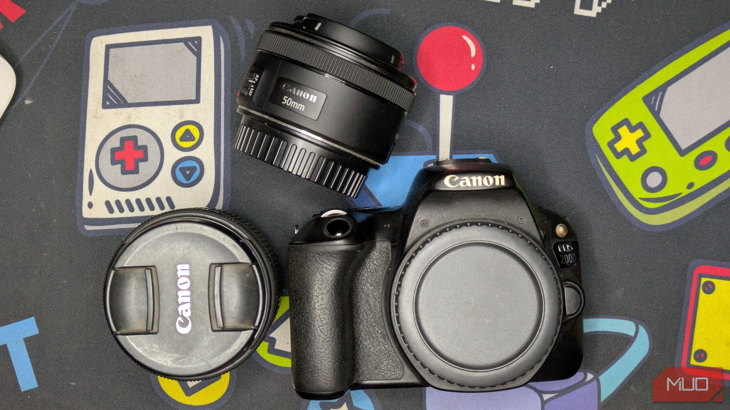 Bộ máy ảnh Canon 200D DSLR cùng với hai ống kính 18-55mm và 50mm, thể hiện tiềm năng phát triển và khám phá không giới hạn trong nhiếp ảnh.