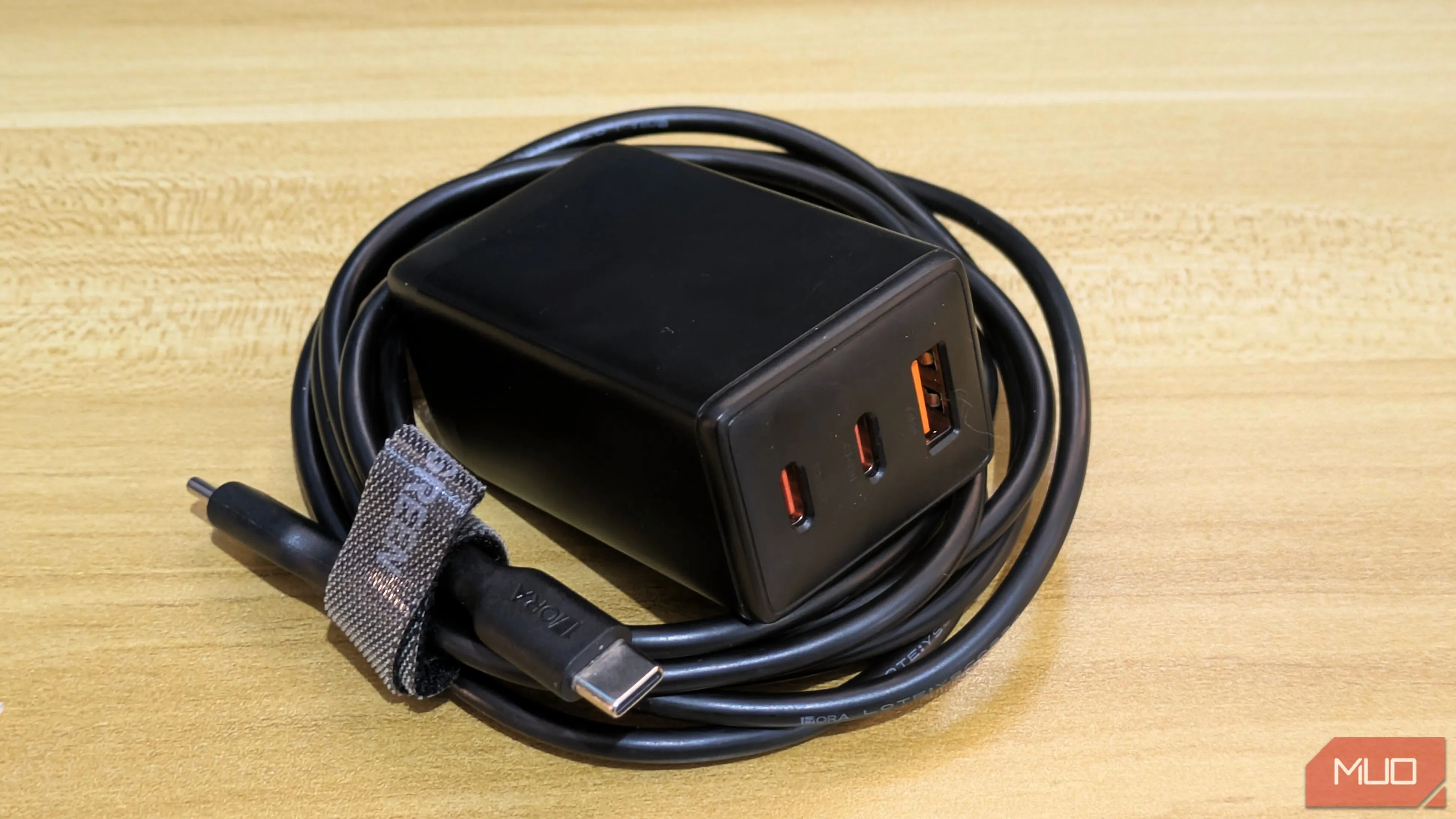 Bộ sạc GaN với cáp USB dài, thể hiện sự nhỏ gọn và đa năng của công nghệ sạc GaN