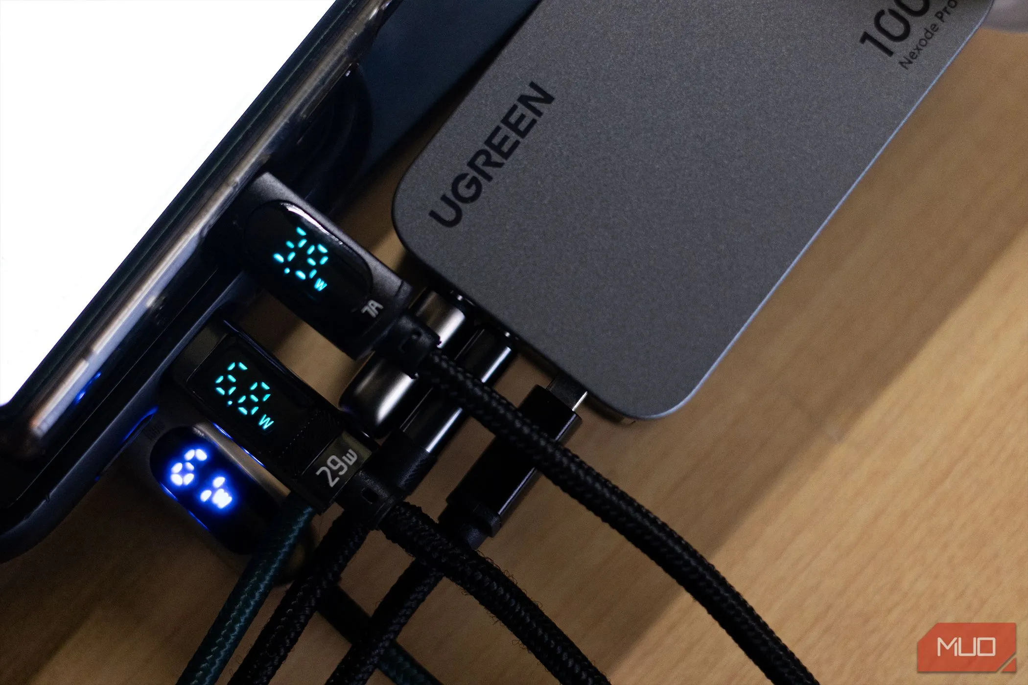 Bộ sạc tường Ugreen Nexode Pro 100W USB-C hiển thị công suất, minh họa vai trò của cáp chất lượng cao