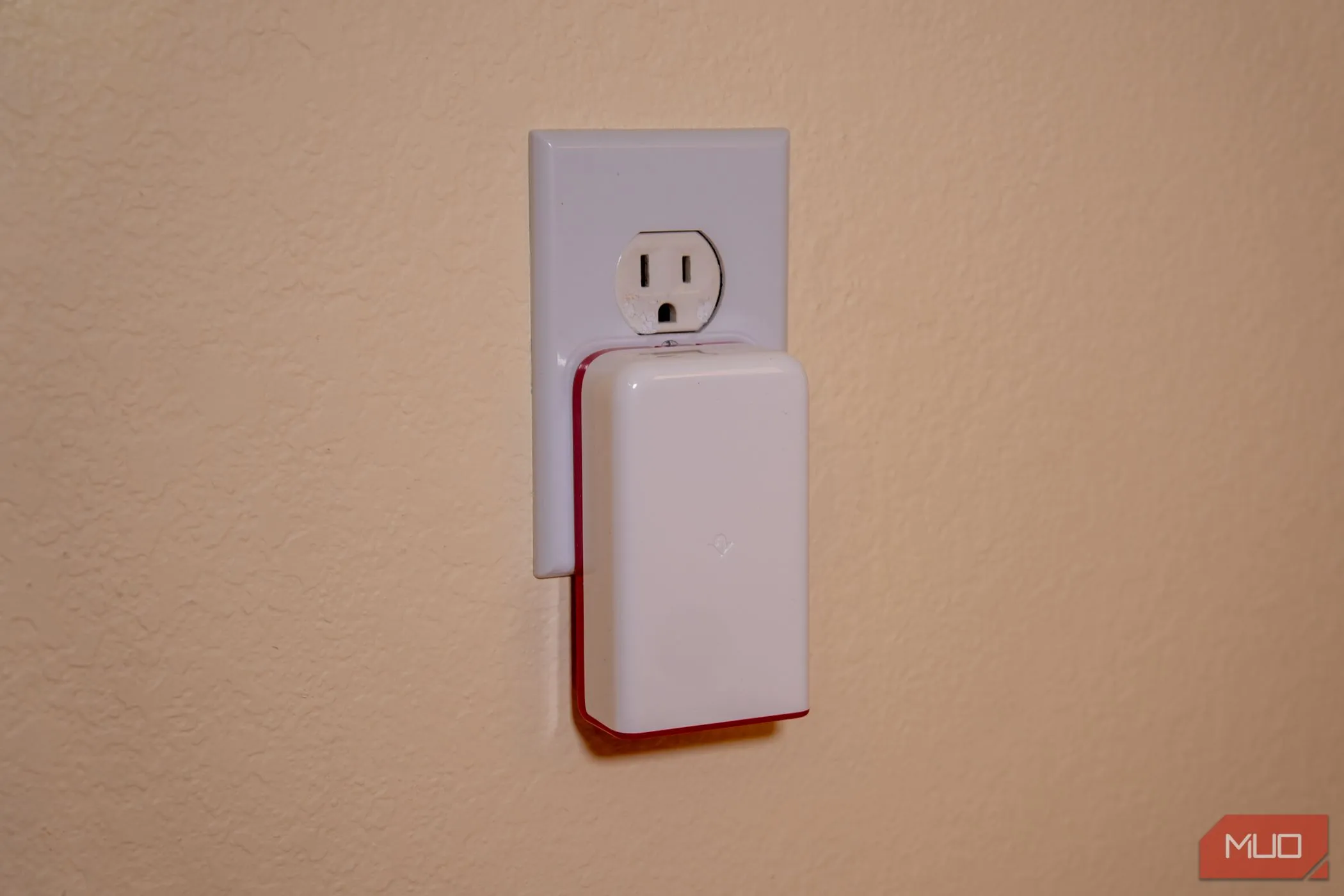 Bộ sạc Twelve South PlugBug 120 cắm gọn gàng vào ổ điện mà không cản trở ổ cắm khác