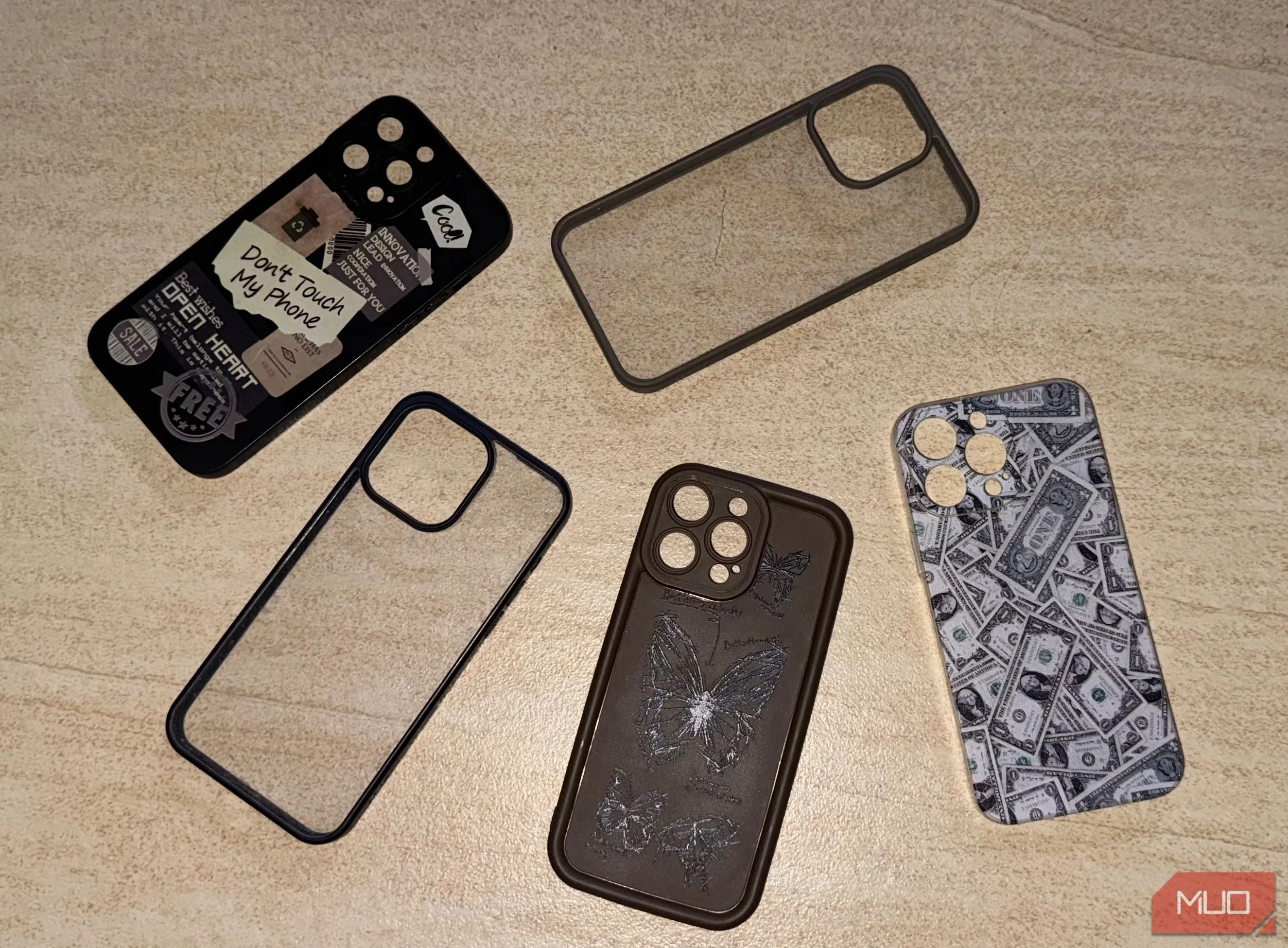 Bộ sưu tập các loại ốp lưng điện thoại iPhone 15 Pro Max, cho thấy sự cần thiết của ốp để bảo vệ máy mỏng
