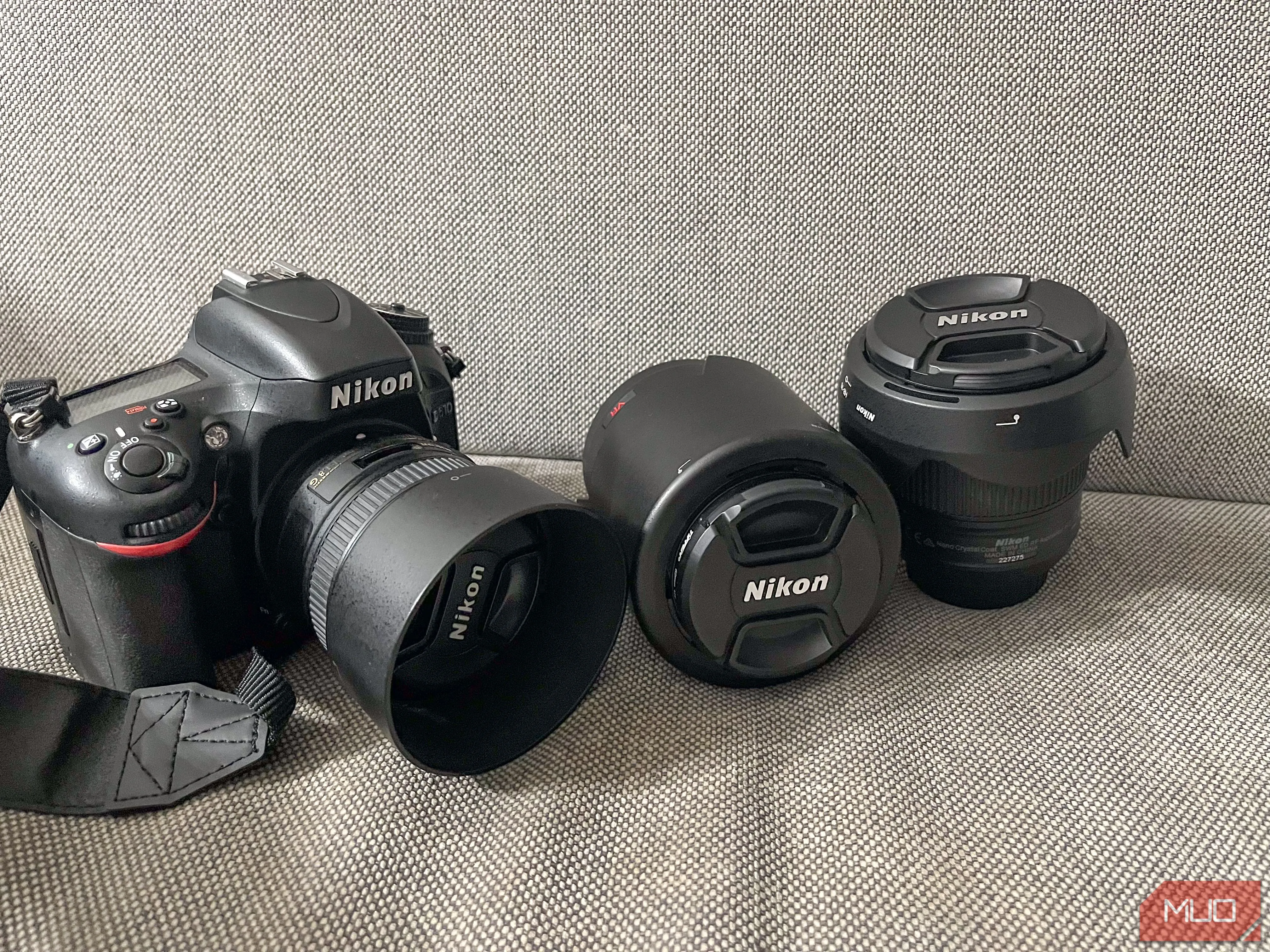 Bộ sưu tập đa dạng các loại ống kính dành cho máy ảnh DSLR, bao gồm ống kính prime và telephoto, minh họa khả năng tương thích ống kính rộng lớn.