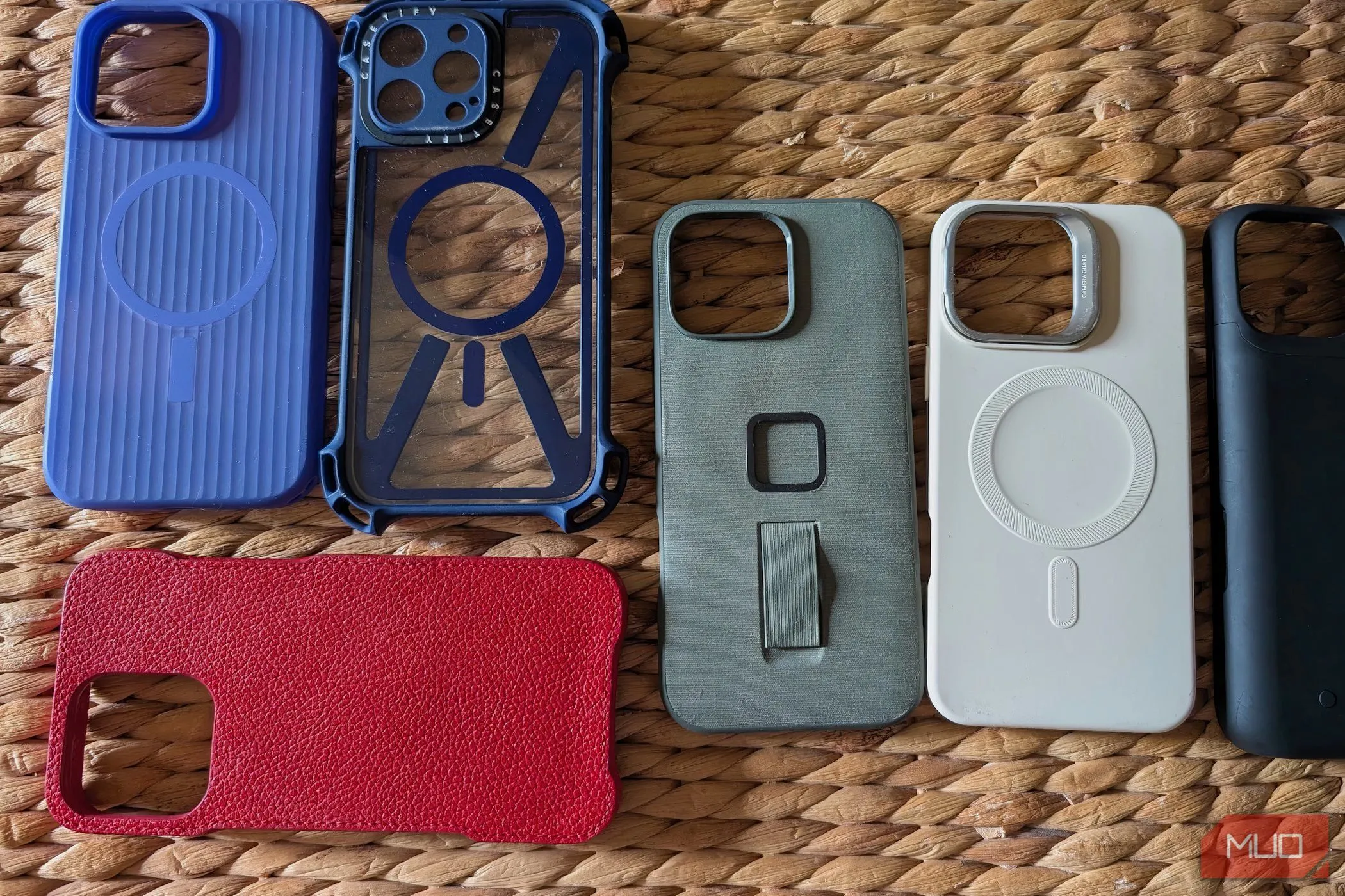 Bộ sưu tập ốp lưng iPhone được đặt cạnh nhau trên mặt phẳng