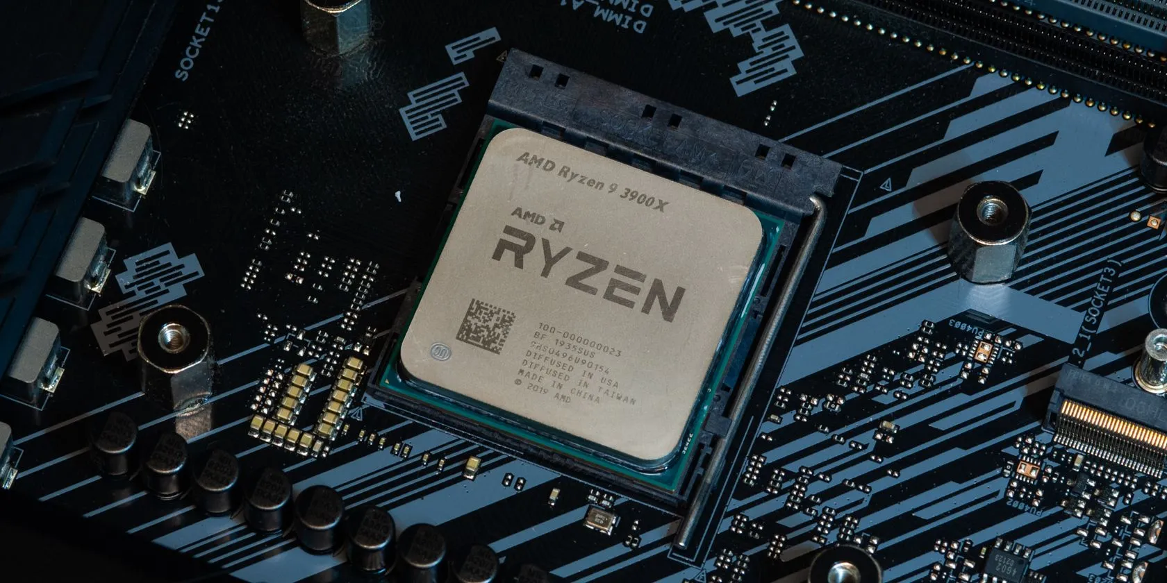 Bộ xử lý AMD Ryzen được đặt trên bo mạch chủ đã được vệ sinh sạch sẽ, sẵn sàng cho việc lắp ráp PC