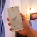 Boox Palma 2 trên tay, thể hiện sự nhỏ gọn của điện thoại tối giản E Ink