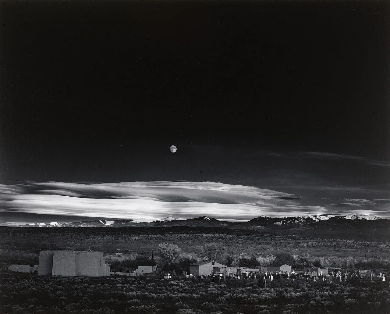 Bức ảnh &quot;Cảnh Trăng Mọc, Hernandez, New Mexico&quot; nổi tiếng của Ansel Adams, chụp mặt trăng trên thị trấn sa mạc với độ tương phản cao.