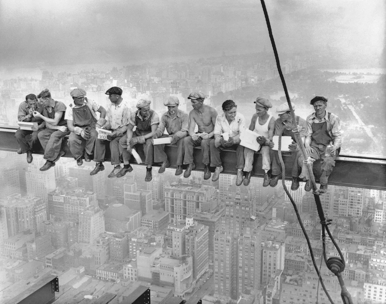 Bức ảnh đen trắng nổi tiếng &quot;Lunch atop a Skyscraper&quot; chụp những công nhân đang ăn trưa trên dầm thép cao chót vót