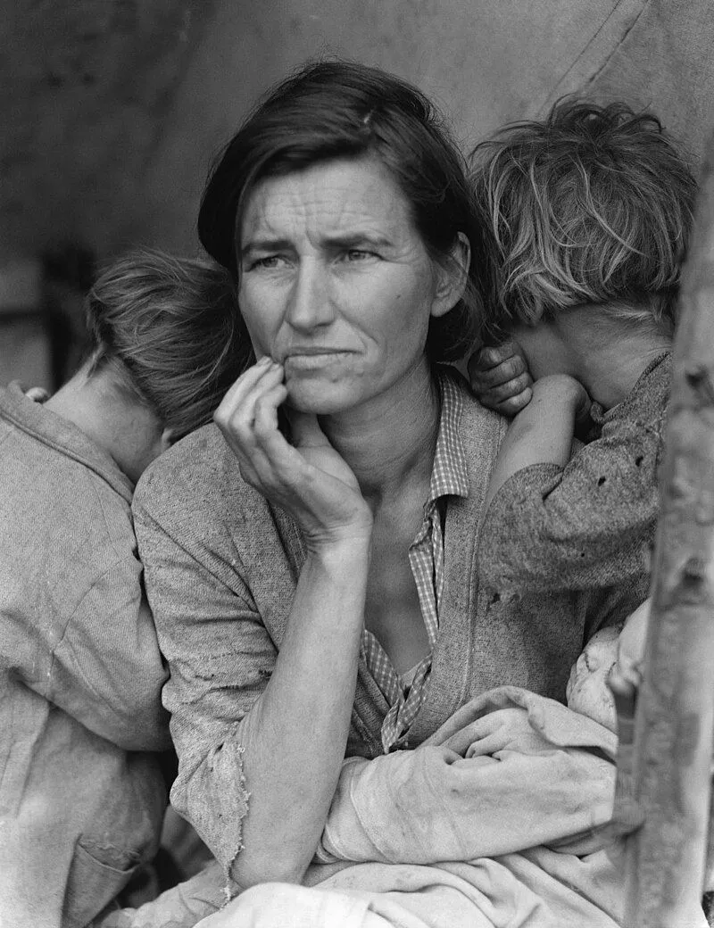 Bức ảnh kinh điển &quot;Migrant Mother&quot; của Dorothea Lange, khắc họa người mẹ và các con trong thời kỳ Đại Suy Thoái