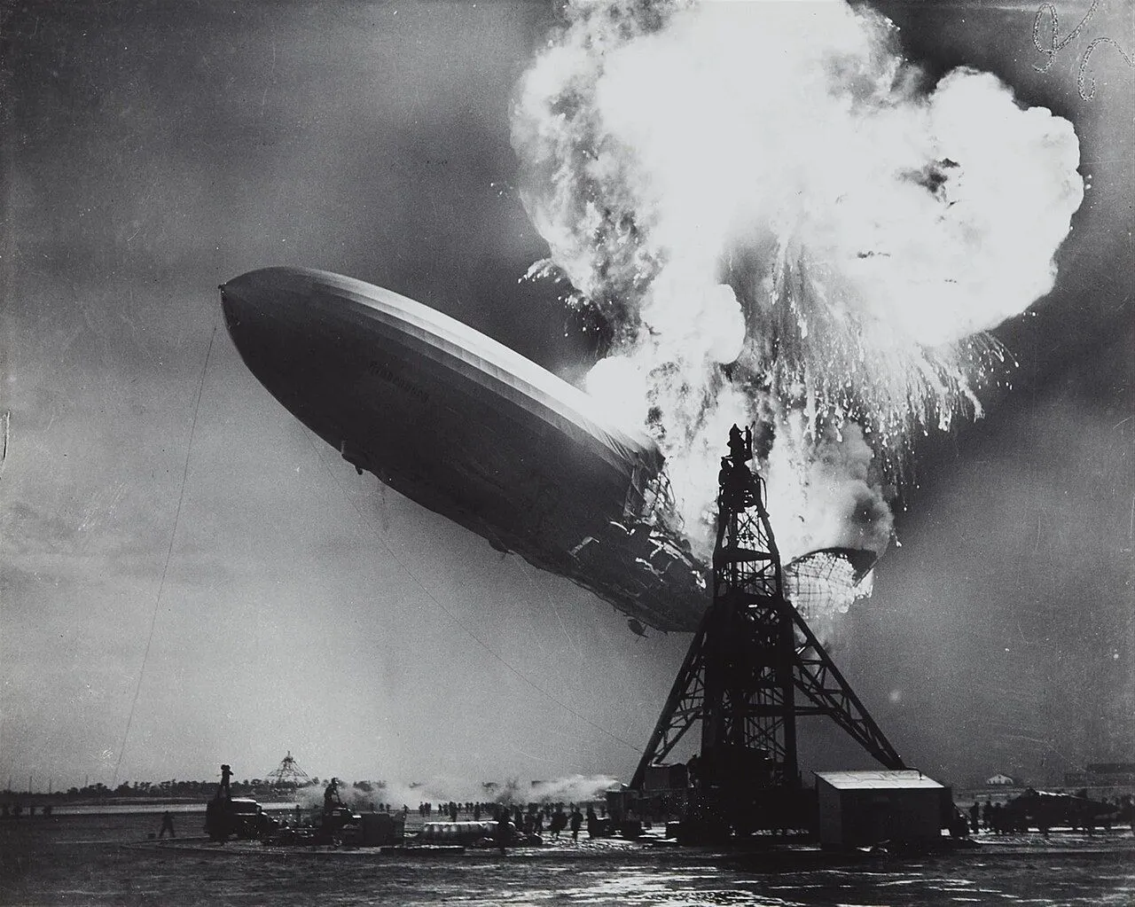 Bức ảnh lịch sử &quot;Thảm Họa Hindenburg&quot; của Sam Shere ghi lại khoảnh khắc khinh khí cầu bốc cháy và rơi.