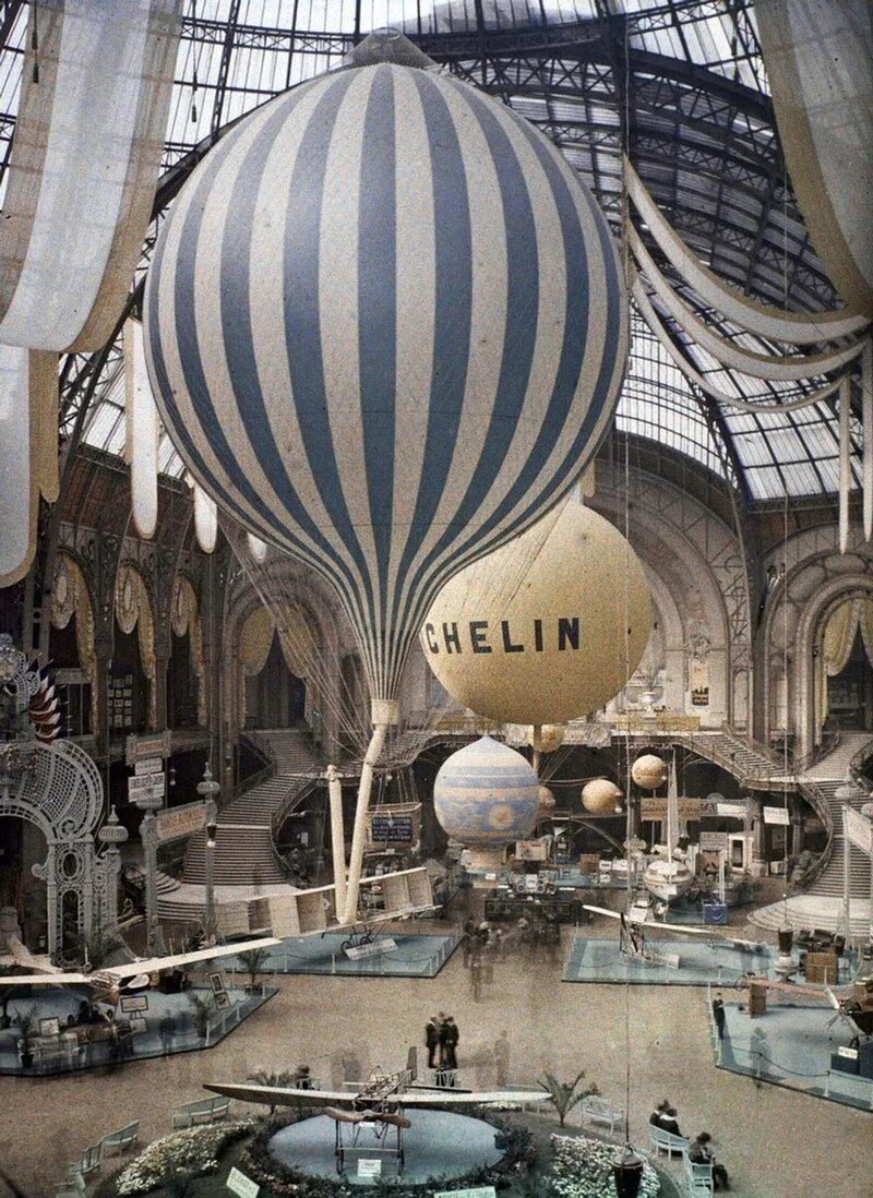 Bức ảnh màu &quot;Khinh Khí Cầu Xương Rồng&quot; của Leon Gimpel chụp hai khinh khí cầu trong một không gian ở Paris năm 1914.