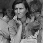 Bức ảnh "Người Mẹ Di Cư" kinh điển của Dorothea Lange chụp người mẹ ôm con trong thời kỳ Đại Suy Thoái.