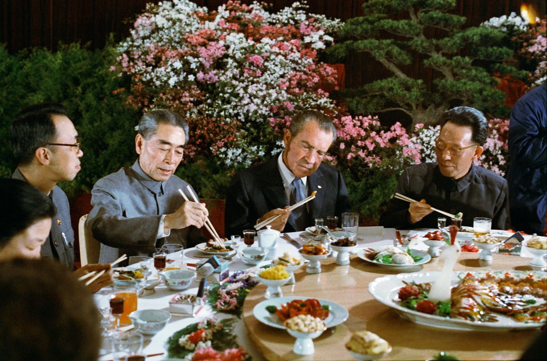 Bức ảnh &quot;Nixon ở Trung Quốc&quot; của Oliver F. Atkins ghi lại cựu tổng thống Richard Nixon dùng đũa trong bữa tiệc với các quan chức Trung Quốc.