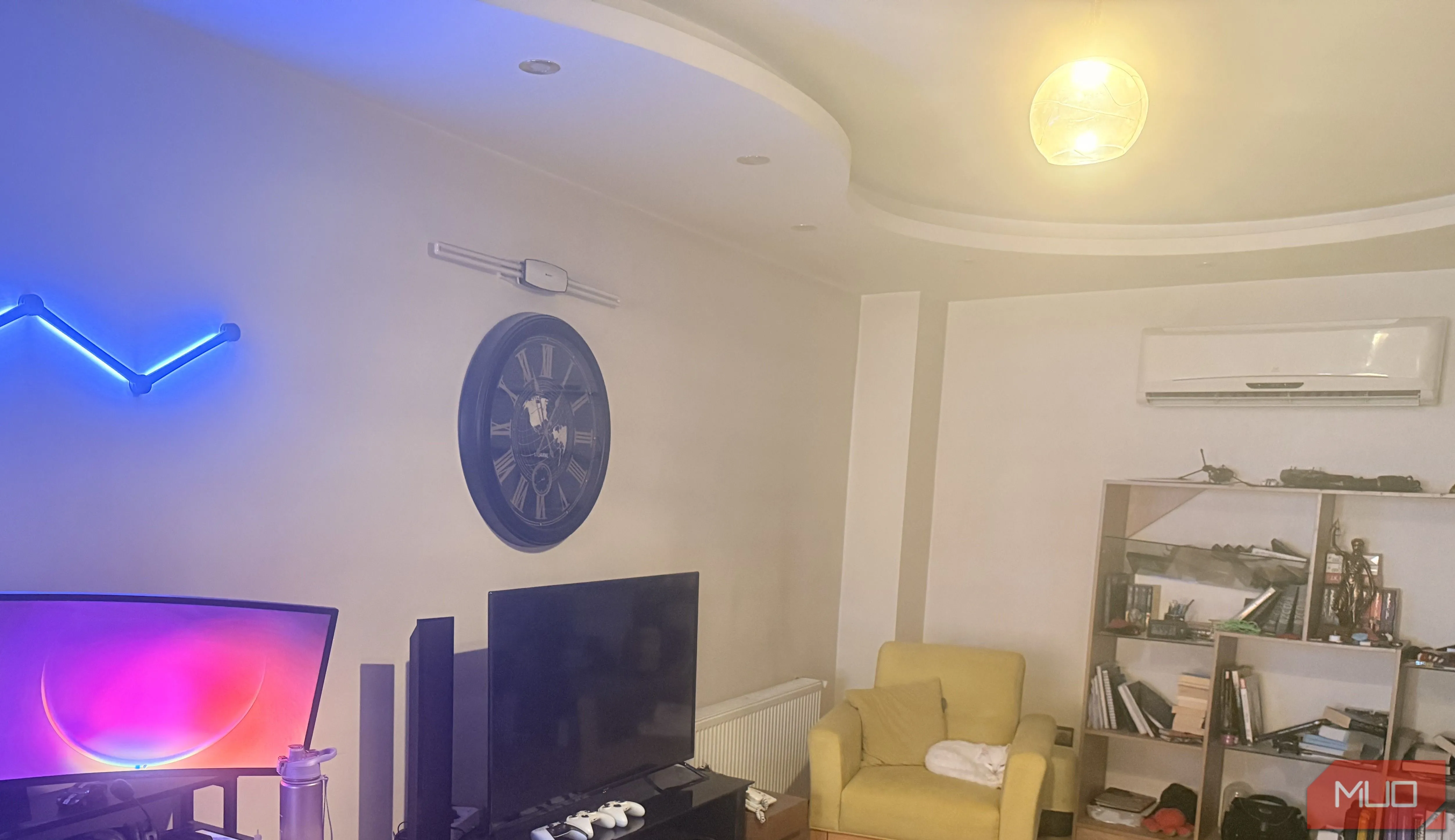 Bức ảnh phòng khách mờ và thiếu chi tiết chụp bằng điện thoại có ống kính bẩn