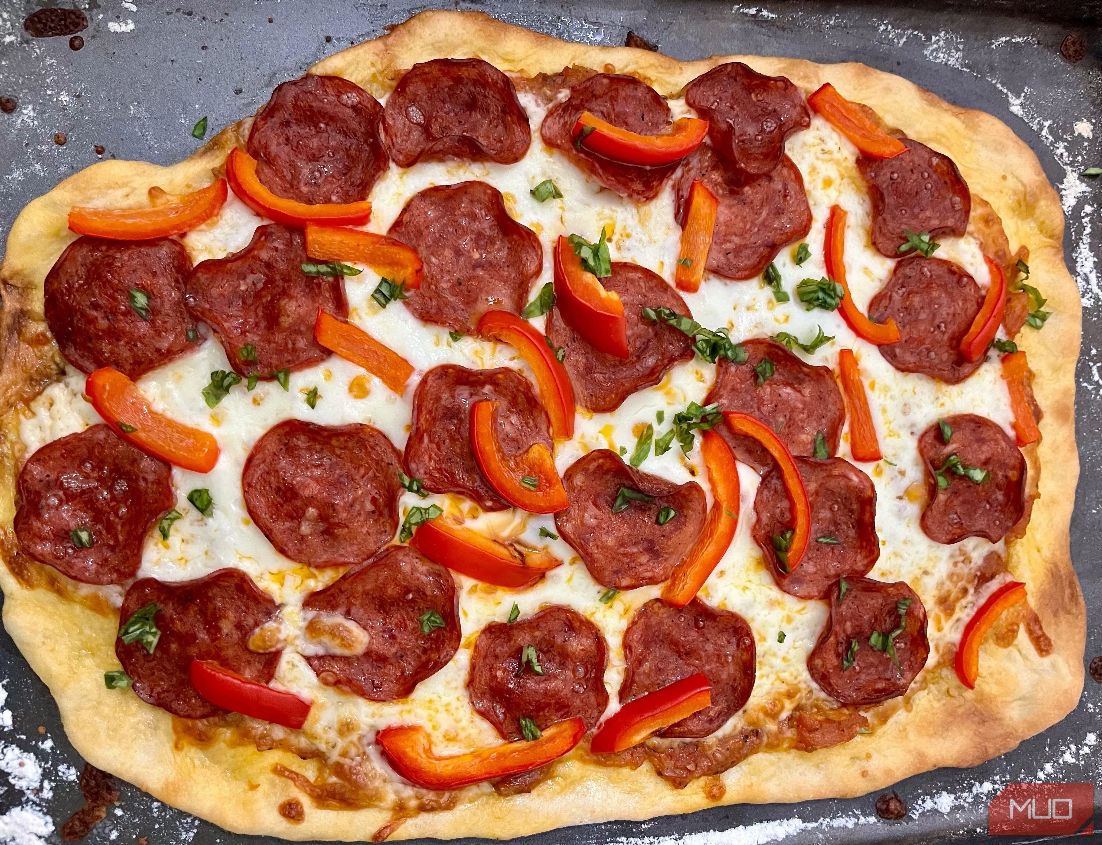 Bức ảnh pizza pepperoni với bố cục cân đối, minh họa việc áp dụng các quy tắc nhiếp ảnh cơ bản như quy tắc 1/3 để tạo sự hài hòa.
