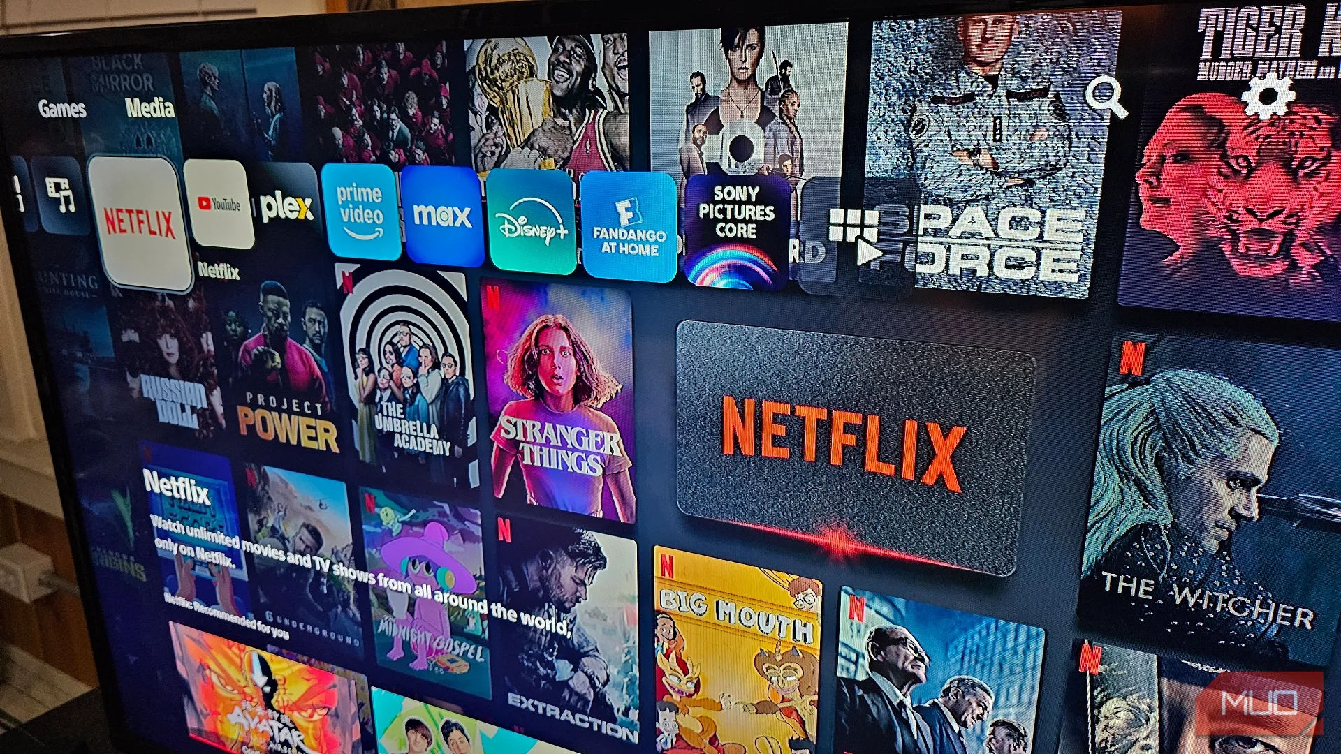Các biểu tượng ứng dụng dịch vụ streaming phổ biến như Netflix, YouTube trên giao diện Smart TV hoặc máy chơi game, minh họa trải nghiệm giải trí trực tuyến