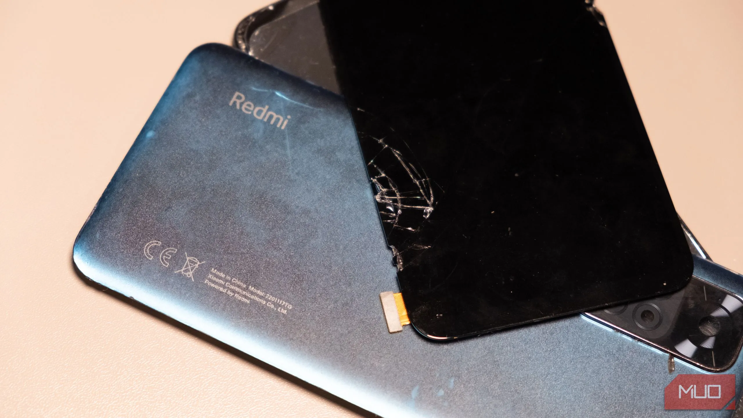 Các bộ phận bị hỏng của một chiếc smartphone cũ, minh họa vấn đề rác thải điện tử