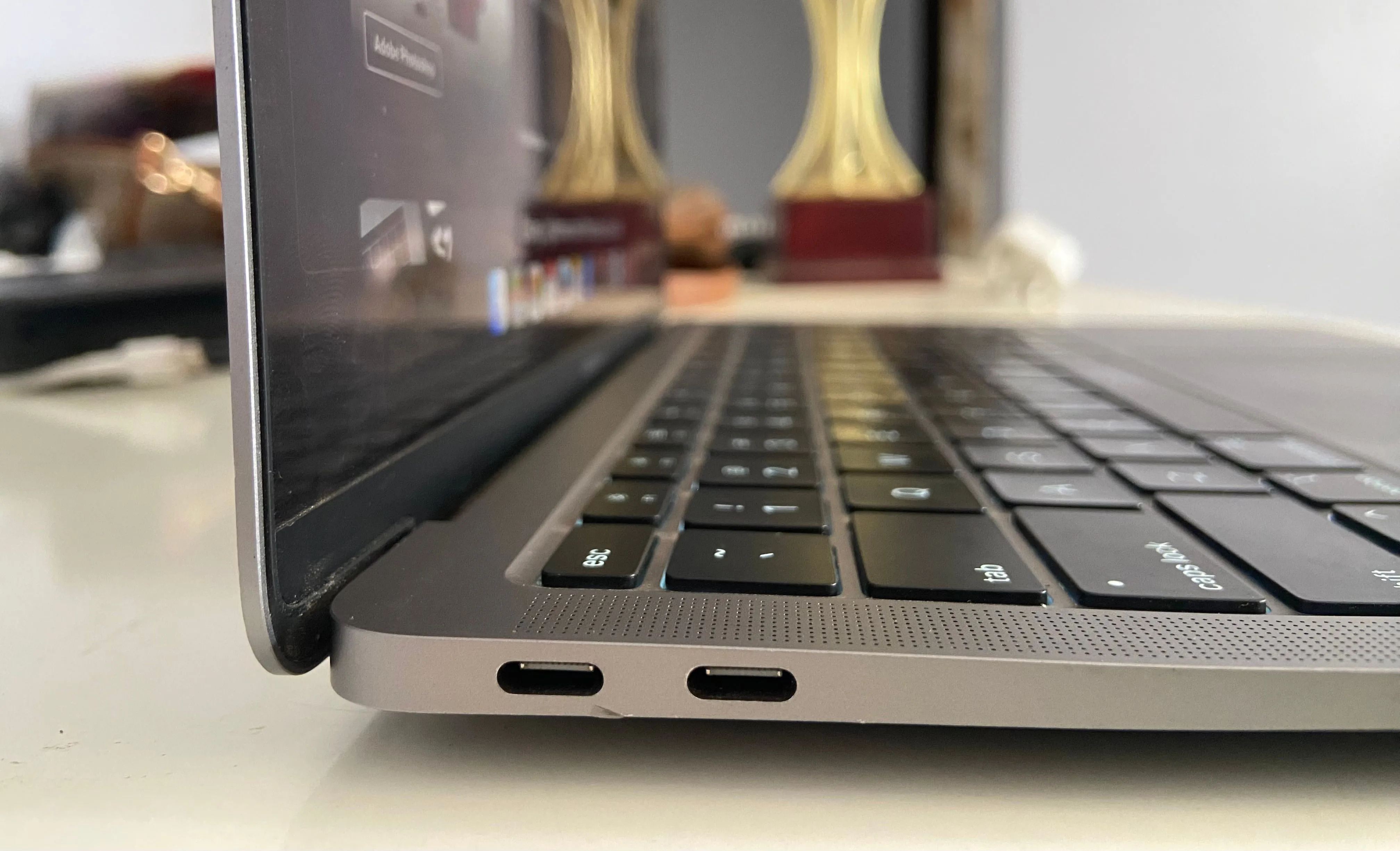 Các cổng kết nối hạn chế ở cạnh trái của MacBook Air M1, điển hình cho sự thiếu thốn cổng trên laptop mỏng nhẹ.