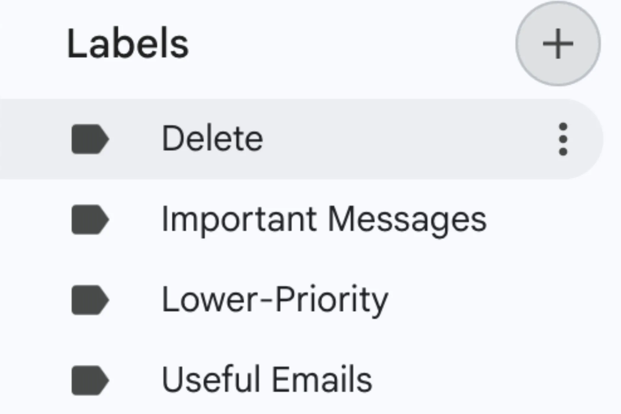 Các nhãn (labels) trong giao diện web của Gmail, minh họa cách phân loại và sắp xếp email gọn gàng.