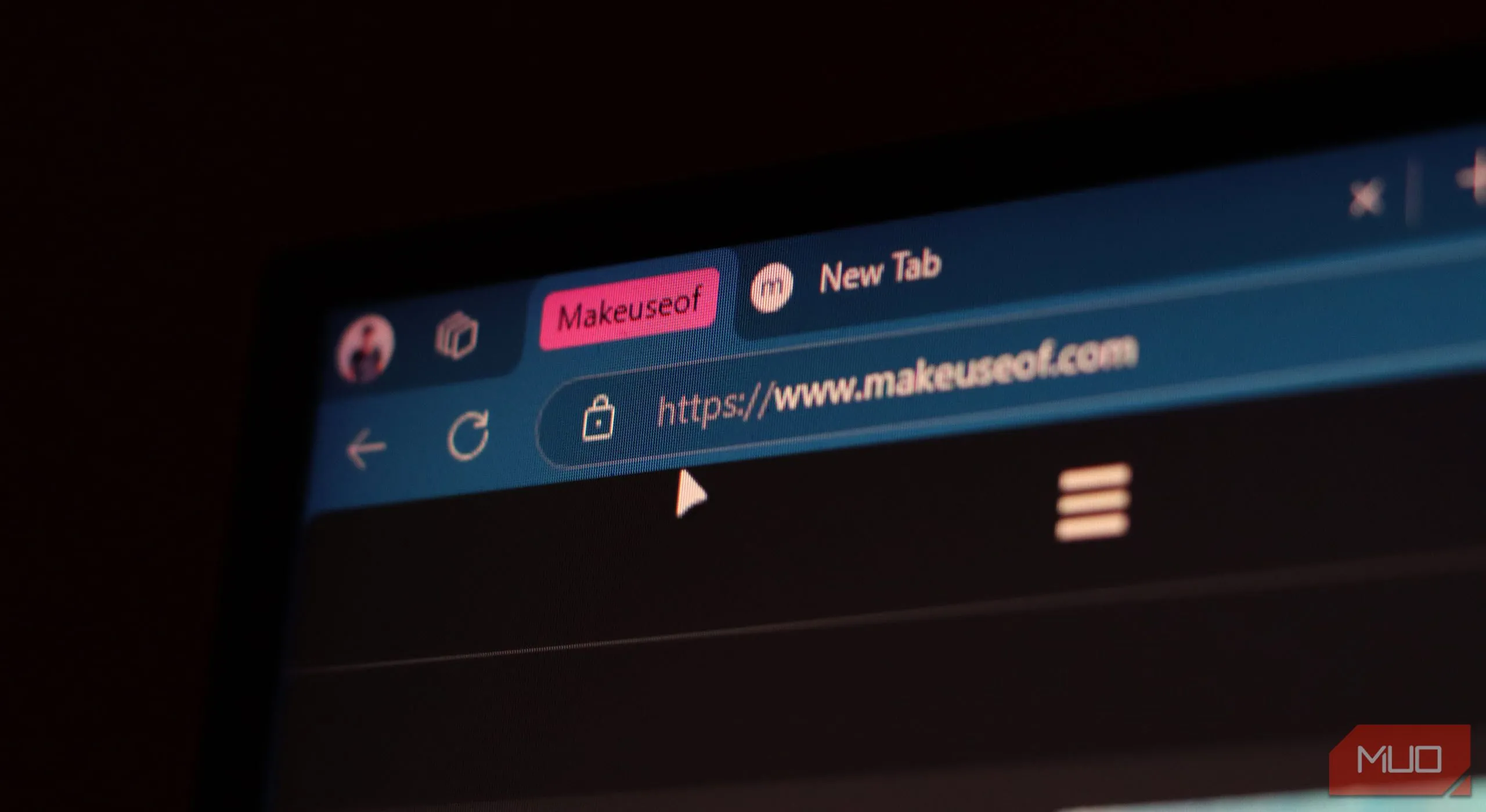Các tab ngang được nhóm lại trong trình duyệt Microsoft Edge, cho thấy khả năng quản lý tab hiệu quả và tương thích website.