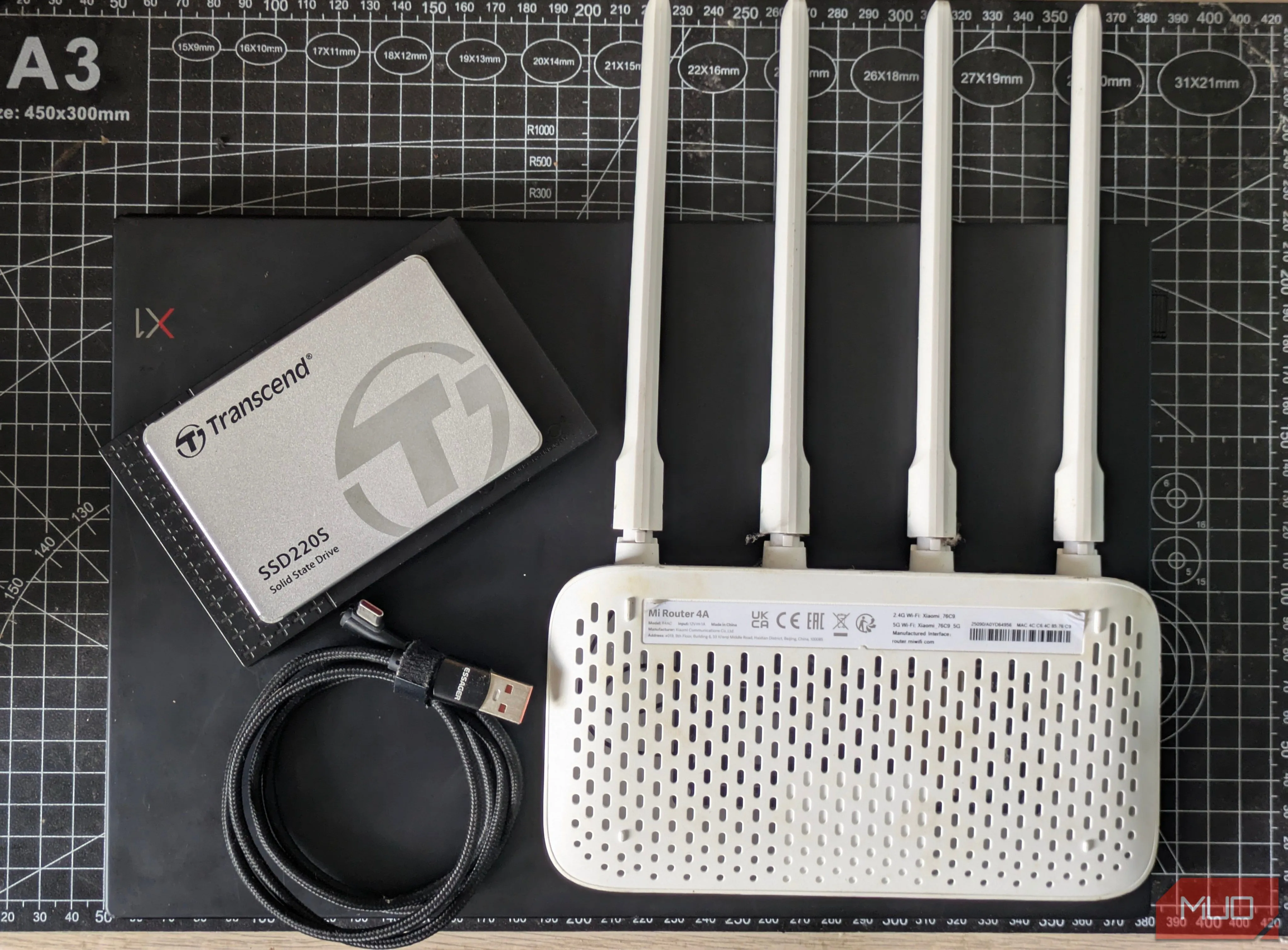 Các thành phần cần thiết để biến router thành hệ thống NAS cơ bản: ổ cứng di động, cáp USB và router Wi-Fi