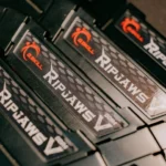 Các thanh RAM DDR5 được xếp chồng lên nhau, thể hiện sự nhỏ gọn và số lượng để nâng cấp PC