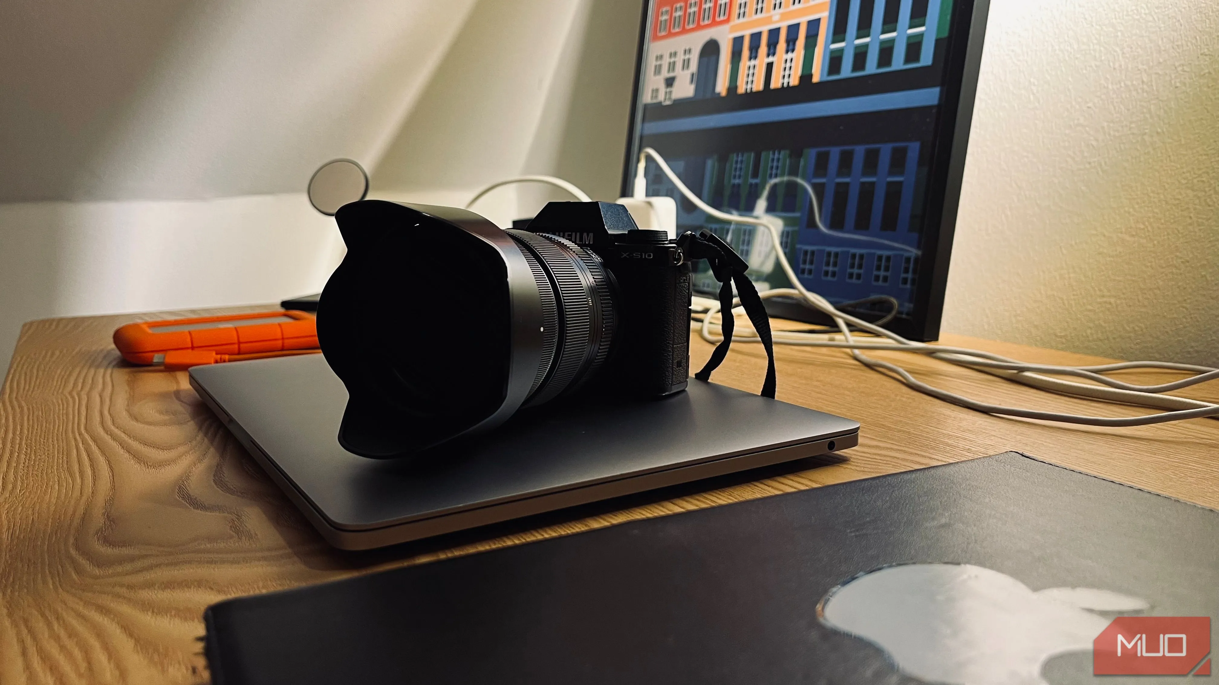 Các thiết bị công nghệ như máy ảnh và laptop được sắp xếp cạnh nhau tại nhà