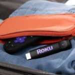 Các thiết bị Roku Streaming Stick và Streaming Stick Plus mới được đựng trong túi vải
