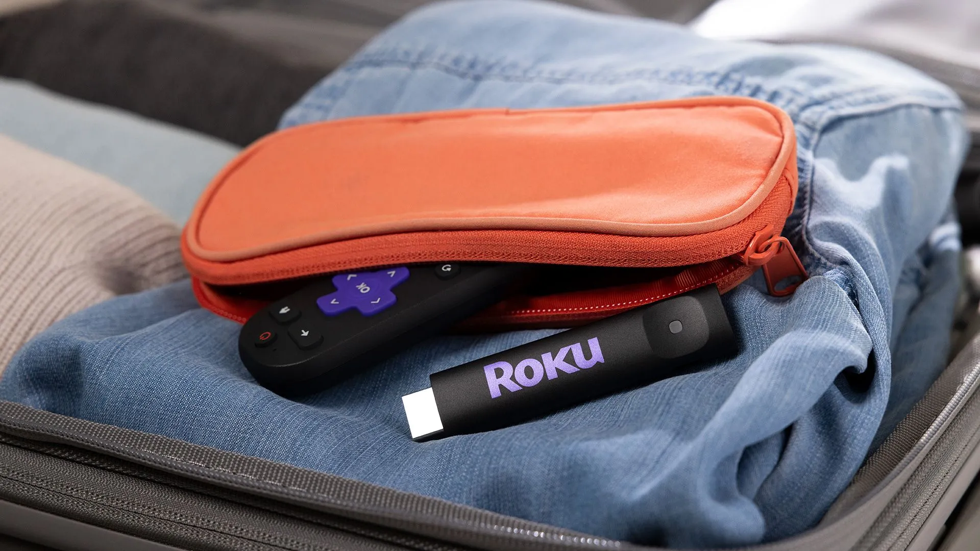 Các thiết bị Roku Streaming Stick và Streaming Stick Plus mới được đựng trong túi vải