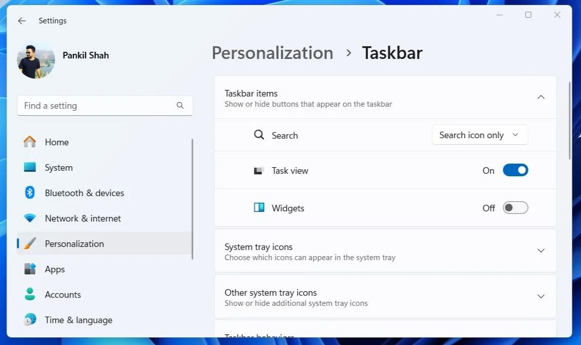 Các tùy chọn cài đặt Thanh Tác Vụ (Taskbar) trong ứng dụng Cài đặt Windows 11 để tự động ẩn và tùy chỉnh hiển thị