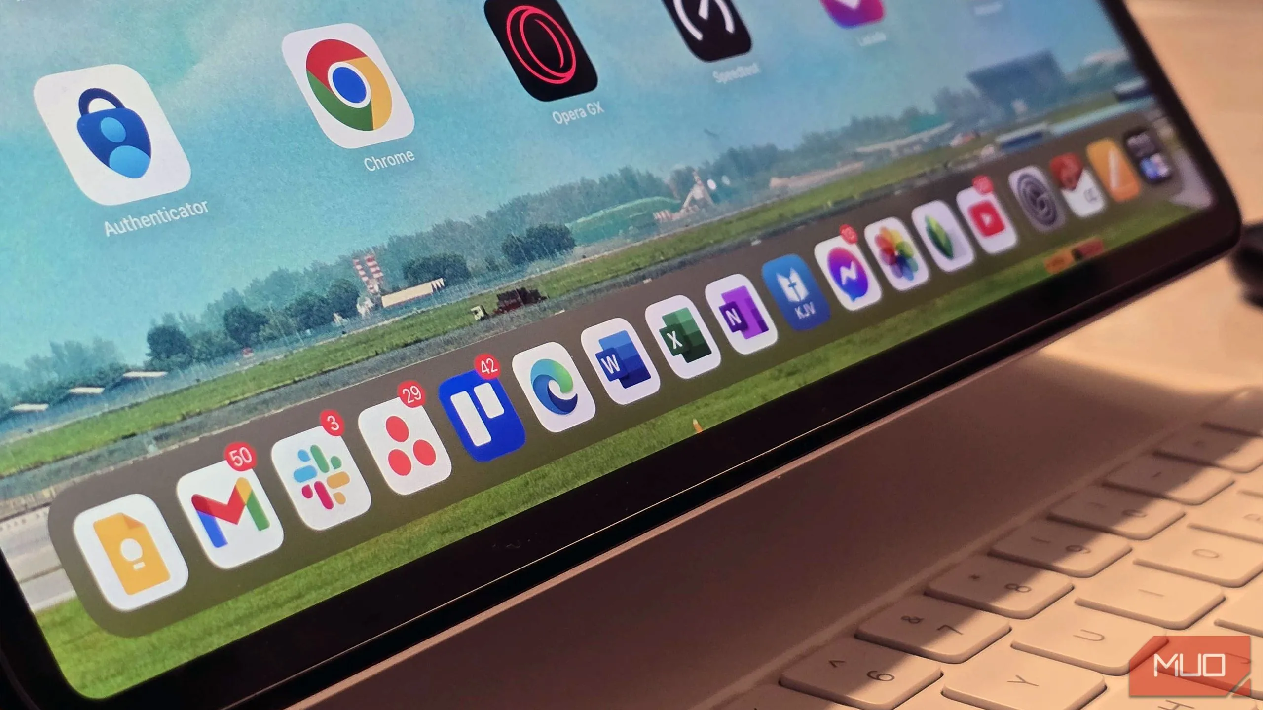 Các ứng dụng phổ biến và chuyên nghiệp như Adobe Lightroom, Microsoft 365 trên iPad Air