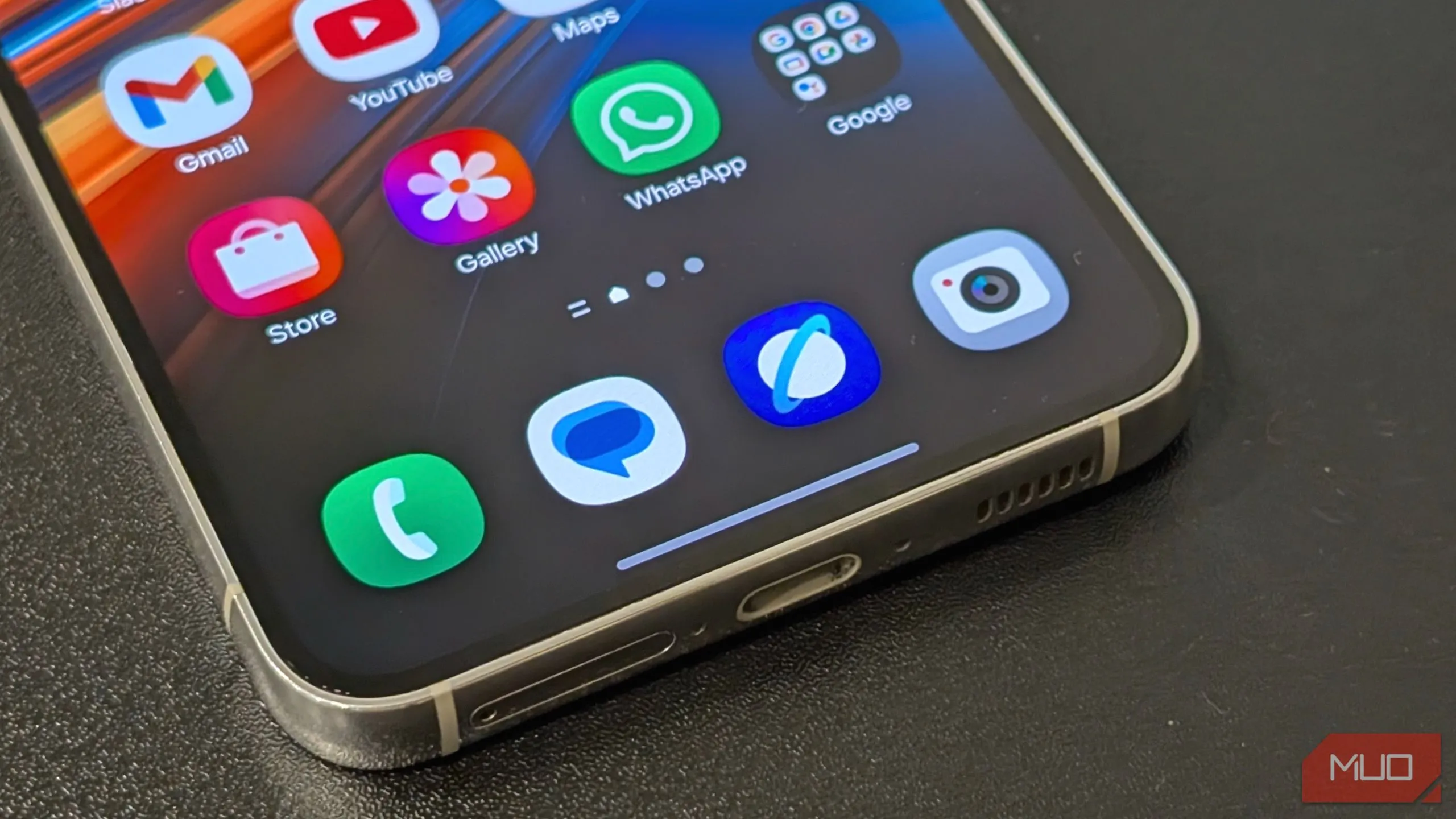 Các ứng dụng trên điện thoại Samsung Galaxy, cho thấy sự trùng lặp giữa ứng dụng gốc của Samsung và Google