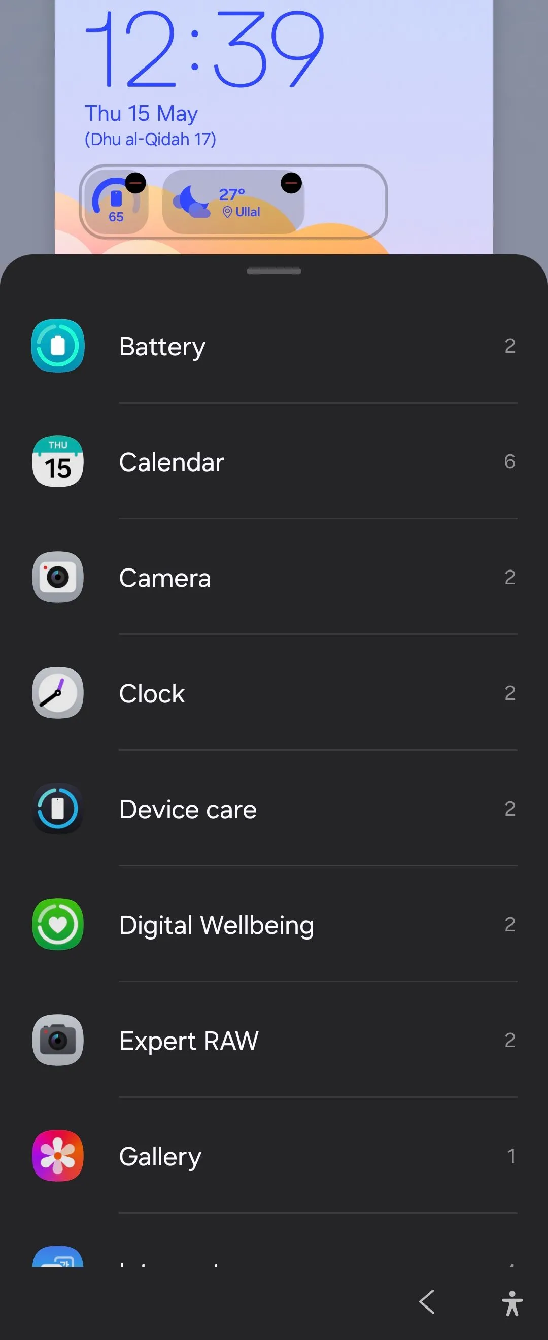 Các widget mini mới trên màn hình khóa của Samsung Galaxy Z Flip 6 với One UI 7