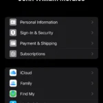 Cài đặt hồ sơ iPhone hiển thị thông tin tài khoản Apple ID chính và tài khoản phụ dưới mục Phương tiện & Mục mua