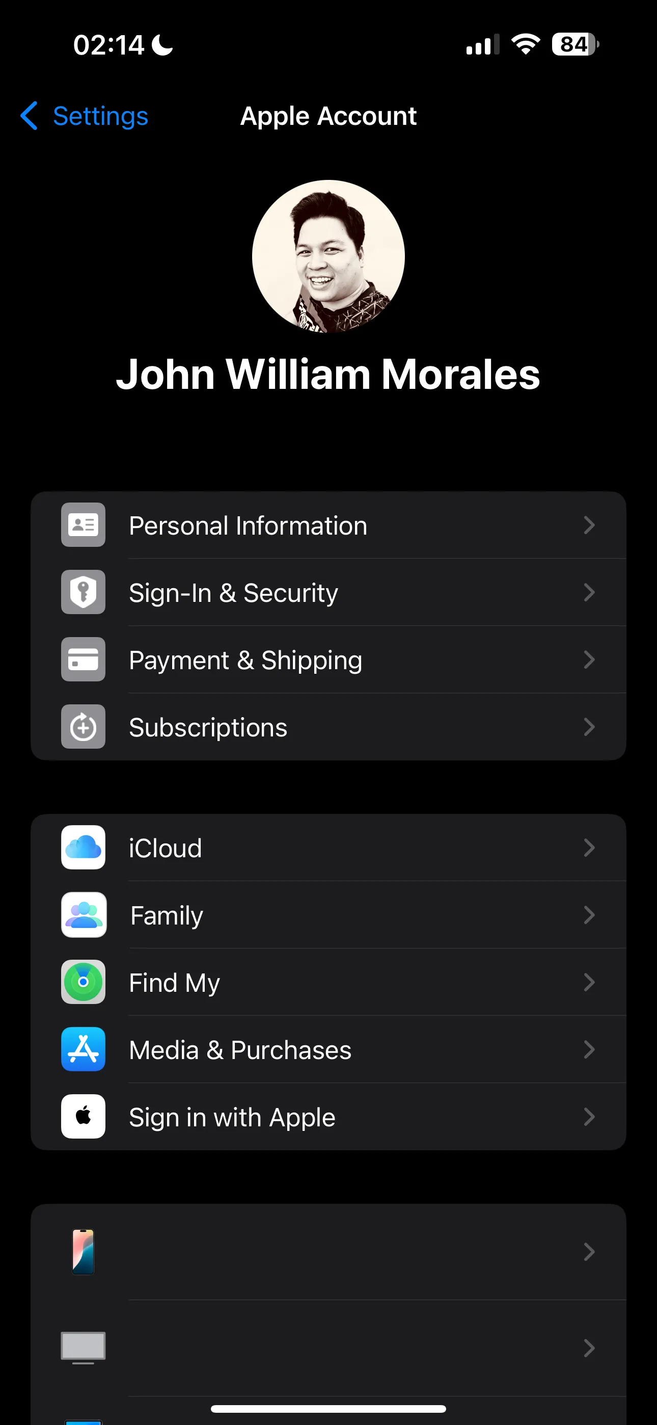 Cài đặt hồ sơ iPhone hiển thị thông tin tài khoản Apple ID chính và tài khoản phụ dưới mục Phương tiện & Mục mua