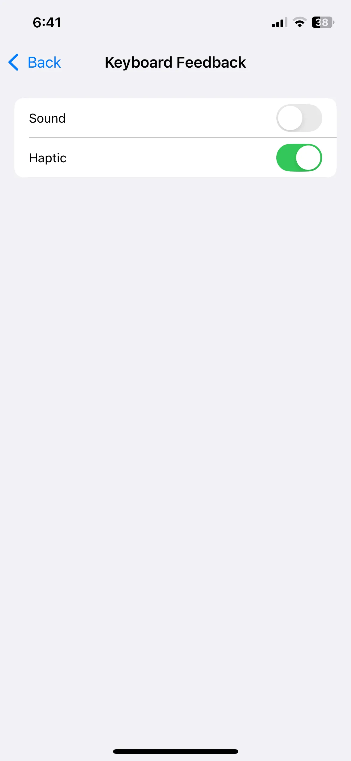 Cài đặt phản hồi bàn phím trên iPhone để tắt âm thanh gõ phím.