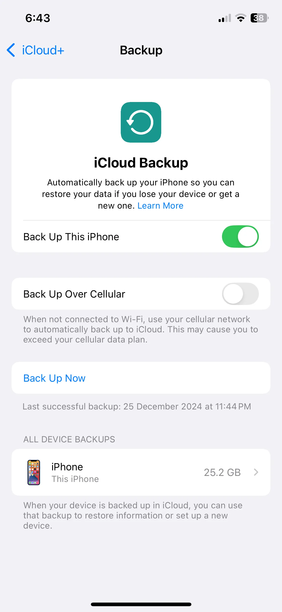 Cài đặt sao lưu iCloud trên iPhone, bao gồm tùy chọn sao lưu qua mạng di động.