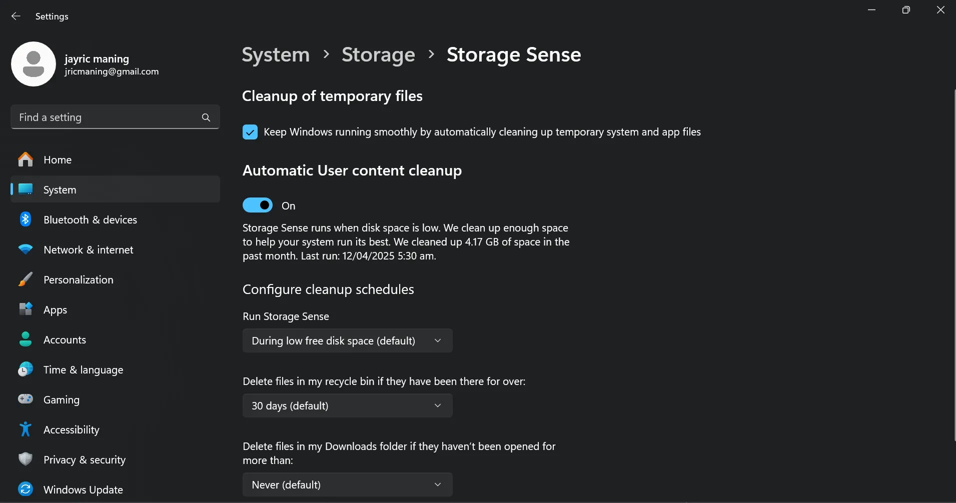 Cài đặt Storage Sense của Windows đang bật, cho phép hệ thống tự động dọn dẹp để giải phóng không gian ổ đĩa.