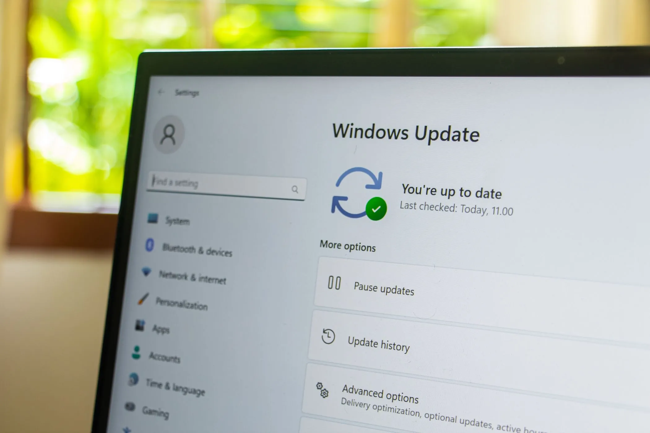 Cài đặt Windows Update trên laptop Windows, minh họa quá trình cập nhật và tùy chọn quản lý bản vá