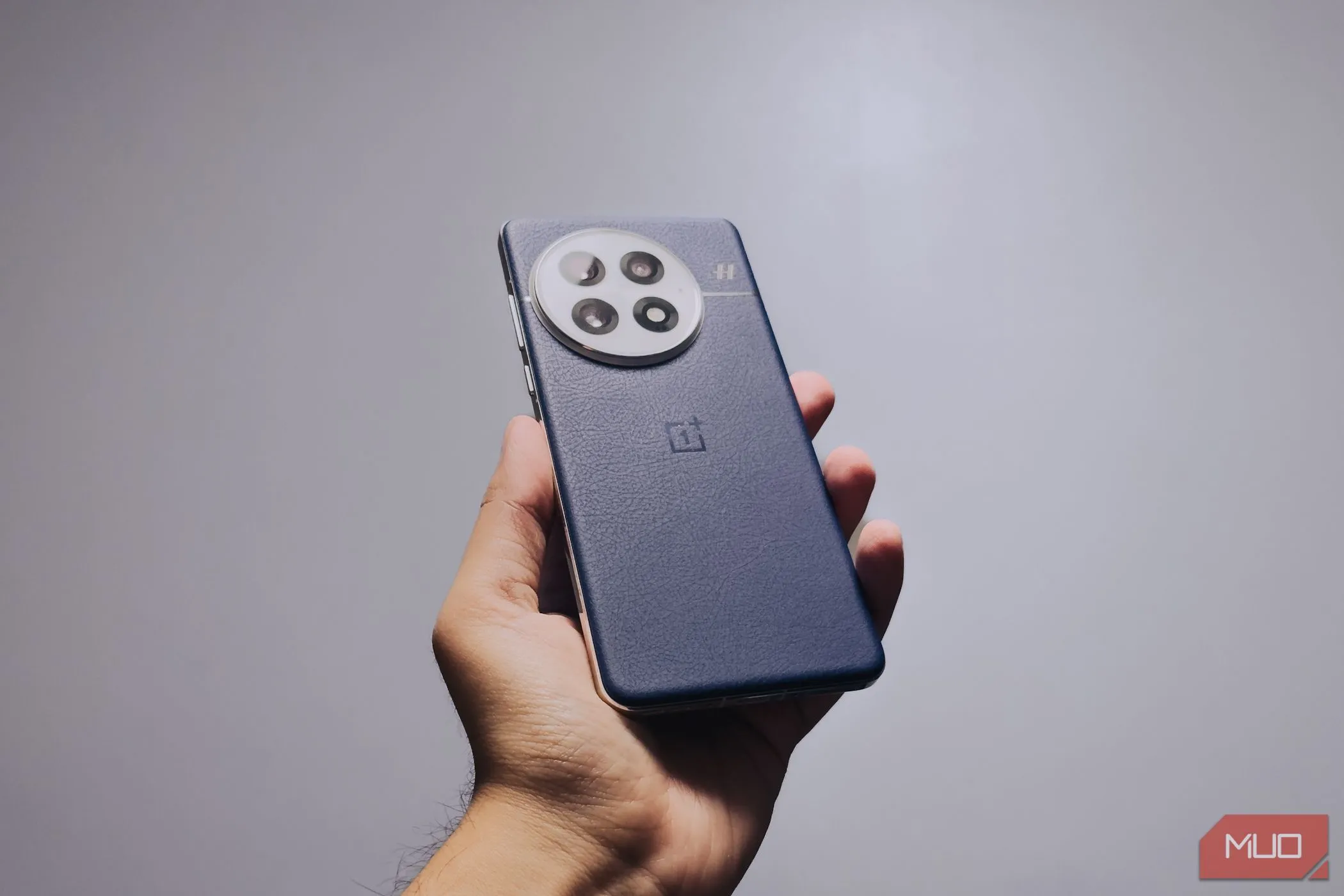 Cảm giác cầm nắm điện thoại OnePlus 13 chắc chắn và thoải mái.