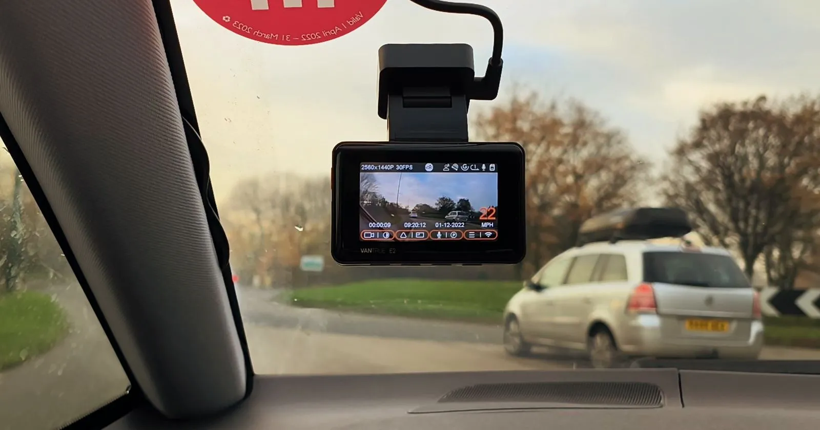 Camera hành trình Vantrue E2 gắn trên kính chắn gió ô tô, có thể cấp nguồn qua cổng USB.