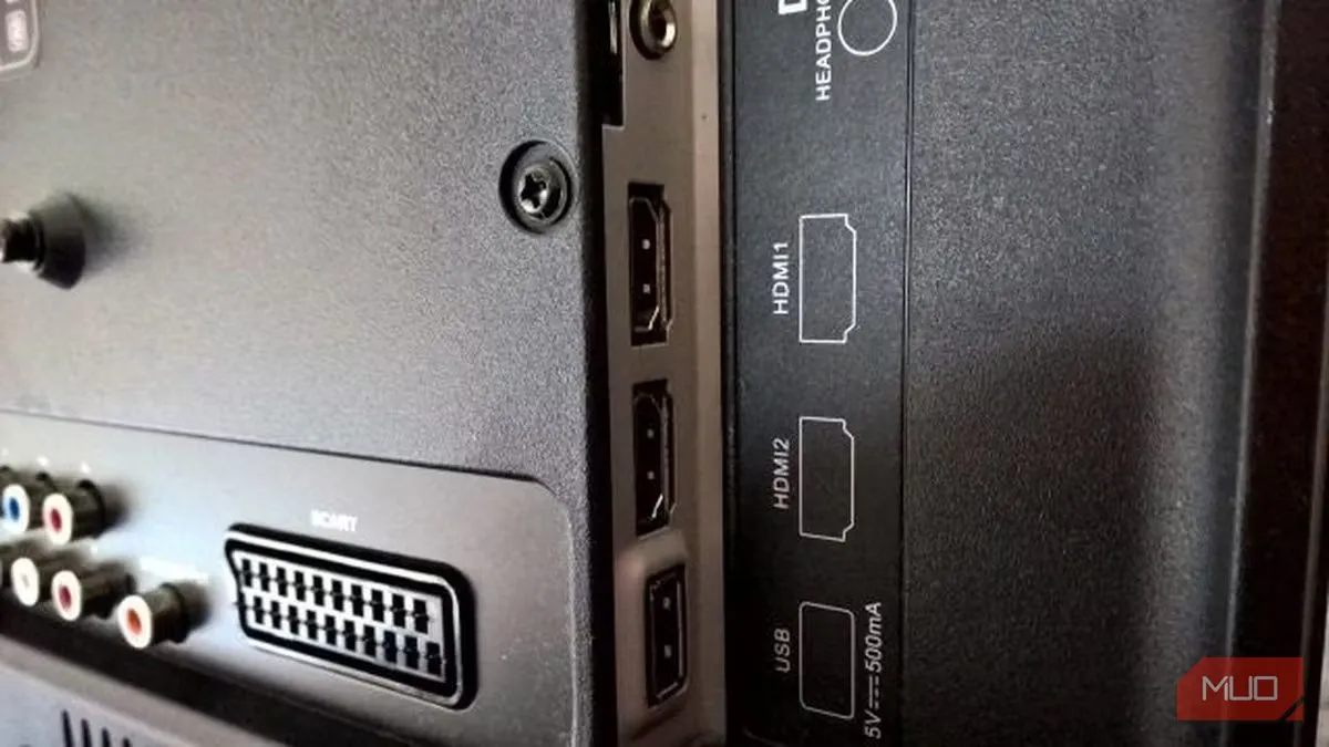 Cận cảnh các cổng HDMI trên Smart TV để kết nối máy tính