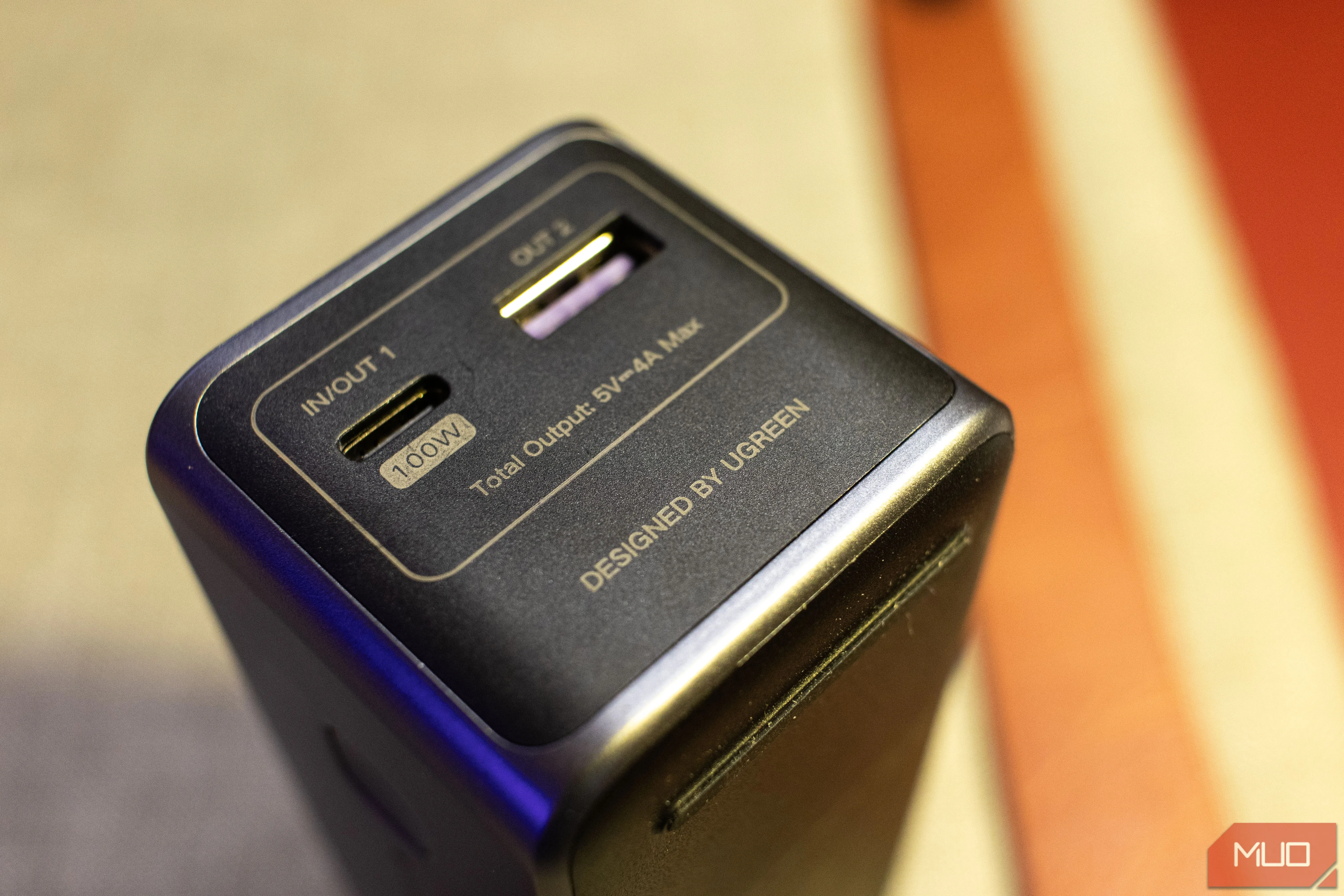 Cận cảnh các cổng sạc USB Type-C và USB Type-A trên pin sạc dự phòng Ugreen Nexode