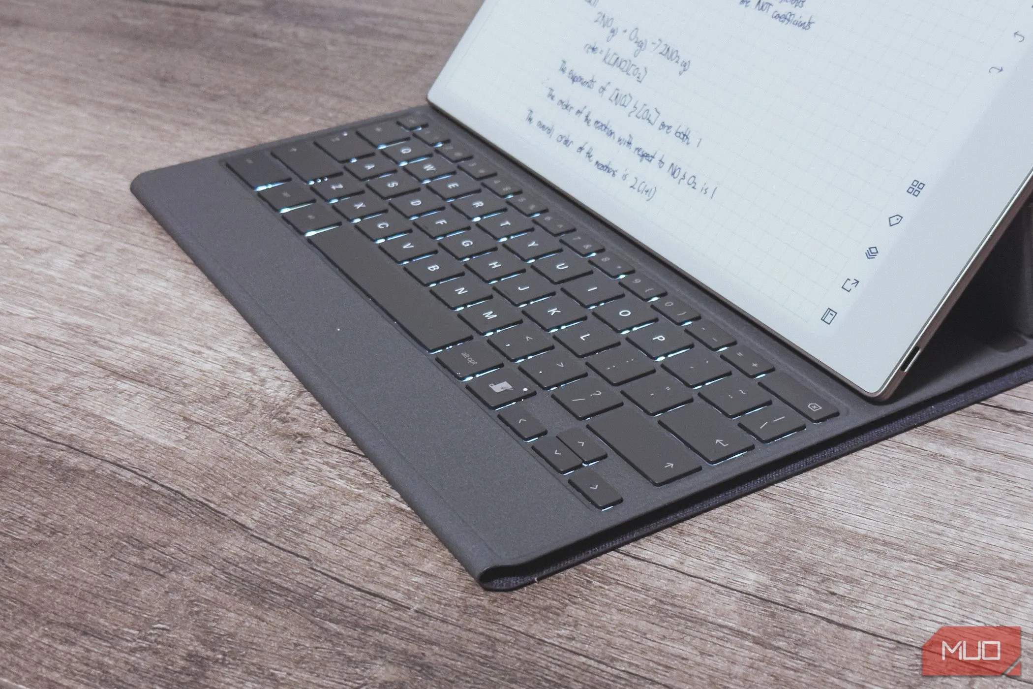 Cận cảnh các phím bấm trên bàn phím Type Folio của reMarkable Paper Pro