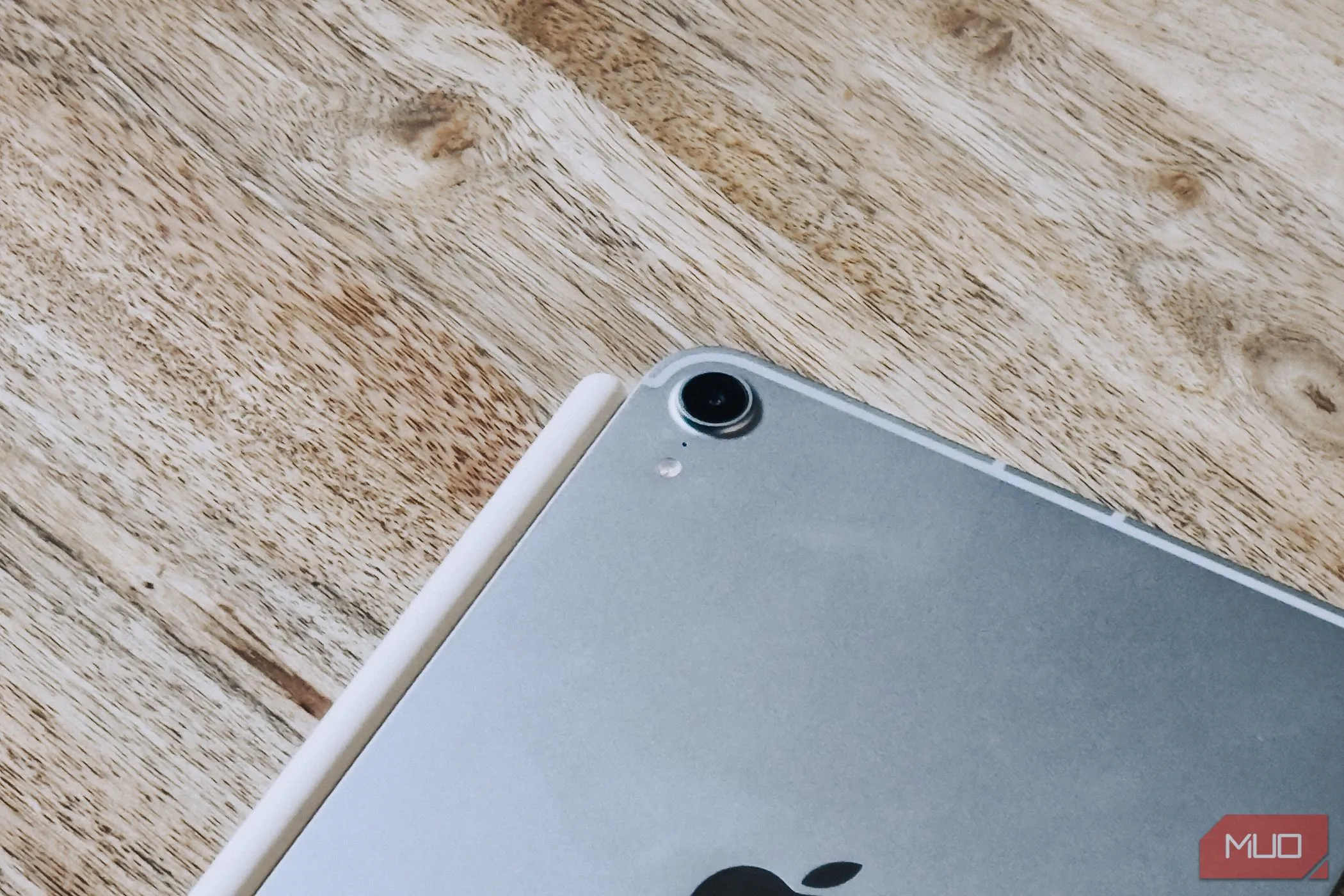 Cận cảnh camera sau 12MP của iPad Mini A17 Pro với đèn flash True Tone