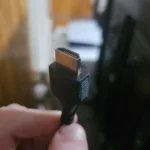 Cận cảnh cáp HDMI, minh họa kết nối cơ bản cho tính năng HDMI-CEC trên các thiết bị giải trí.