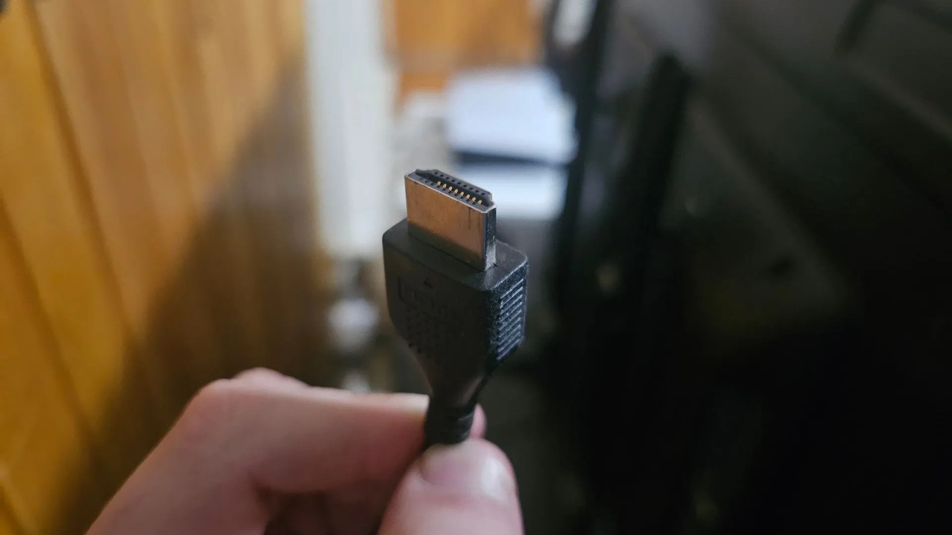 Cận cảnh cáp HDMI, minh họa kết nối cơ bản cho tính năng HDMI-CEC trên các thiết bị giải trí.