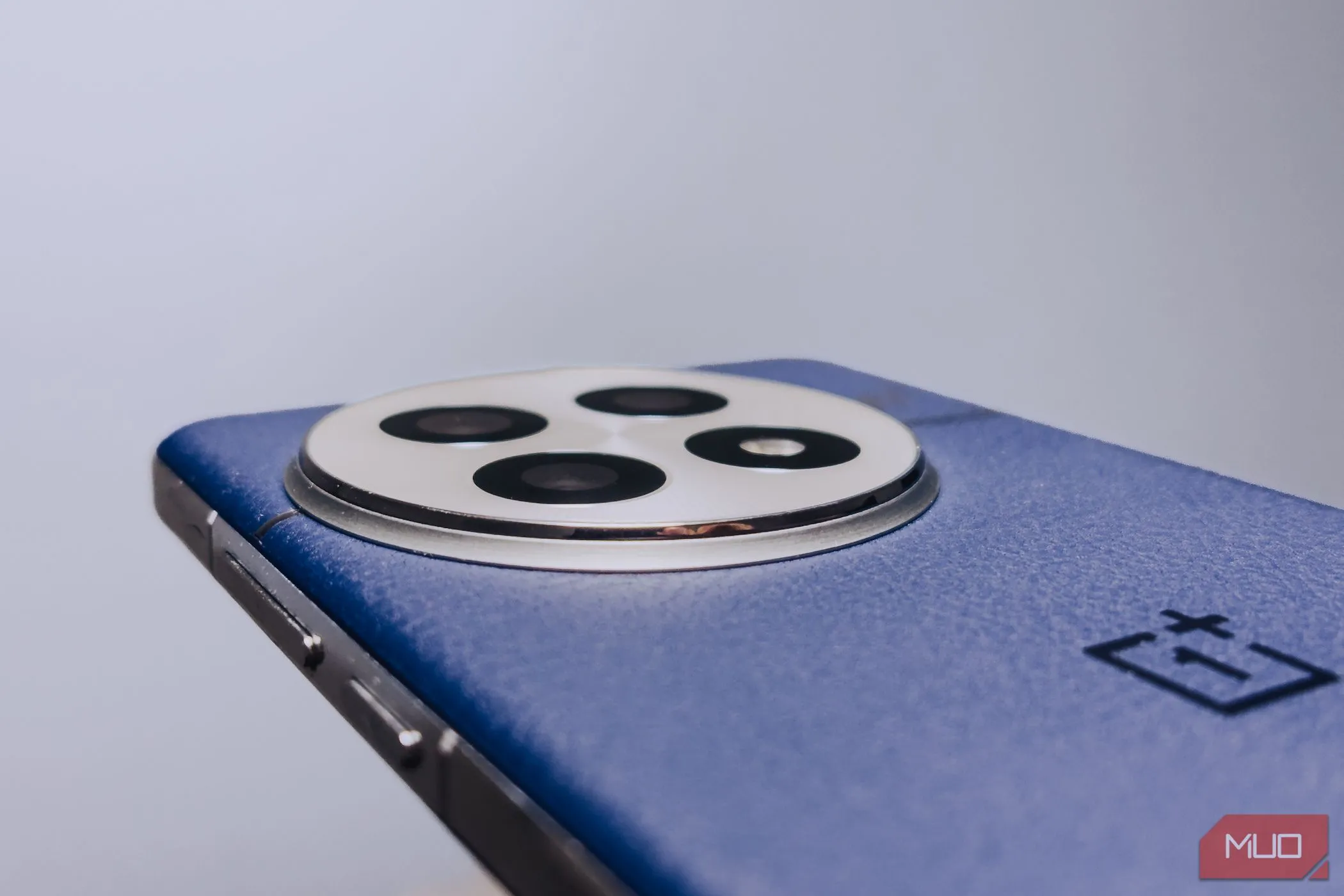 Cận cảnh chi tiết cụm ba camera 50MP của OnePlus 13.