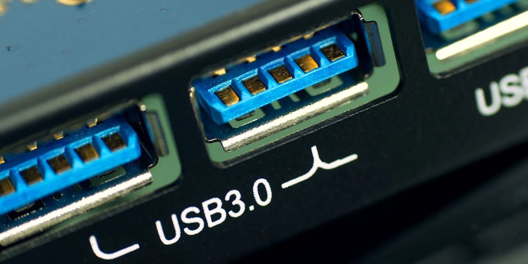 Cận cảnh cổng USB 3.0 trên router, thường dùng để kết nối ổ cứng ngoài cho NAS